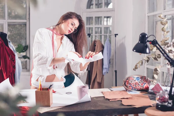 Diseñadores de moda trabajando en el estudio sentados en el escritorio — Foto de Stock