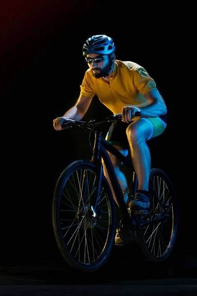 Велосипедист на черном, студийный снимок . — стоковое фото