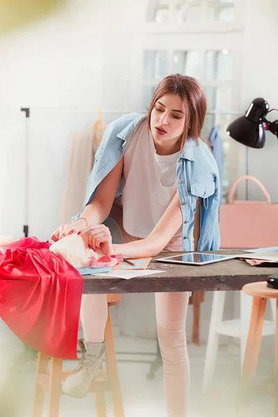 Diseñadores de moda trabajando en el estudio sentados en el escritorio — Foto de Stock