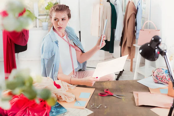 Diseñadores de moda trabajando en el estudio sentados en el escritorio — Foto de Stock