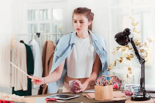 Diseñadores de moda trabajando en el estudio sentados en el escritorio — Foto de Stock