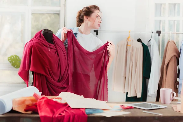 Diseñadores de moda trabajando en el estudio sentados en el escritorio — Foto de Stock