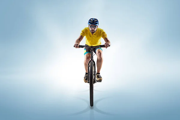 O ciclista em cinza, tiro de estúdio . — Fotografia de Stock