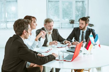 İş adamları birlikte çalışıyor.