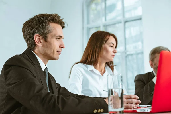 Uomini d'affari che lavorano insieme — Foto Stock