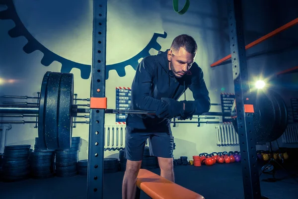 Portret van super fit gespierde jongeman trainen in de sportschool met barbell — Stockfoto