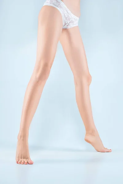 Perfekte weibliche Beine in Unterwäsche. — Stockfoto