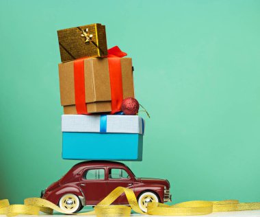Noel ve yeni yıl hediyeleri, sarı teslim mavi retro oyuncak araba