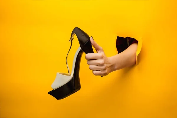 Mladou ženu boty na skladě, samostatný — Stock fotografie