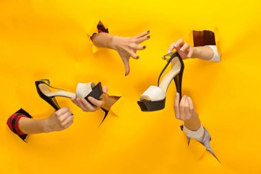 Yandan izole kahverengi kadın ayakkabı