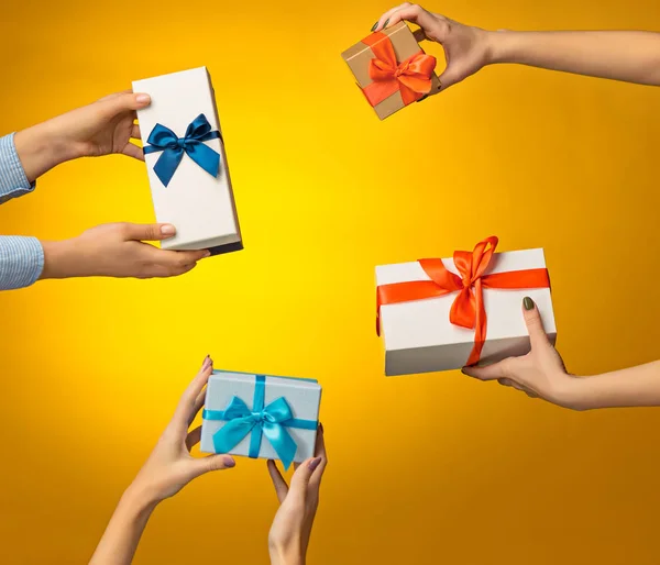 El primer plano del hombre y las manos de las mujeres con caja de regalo — Foto de Stock