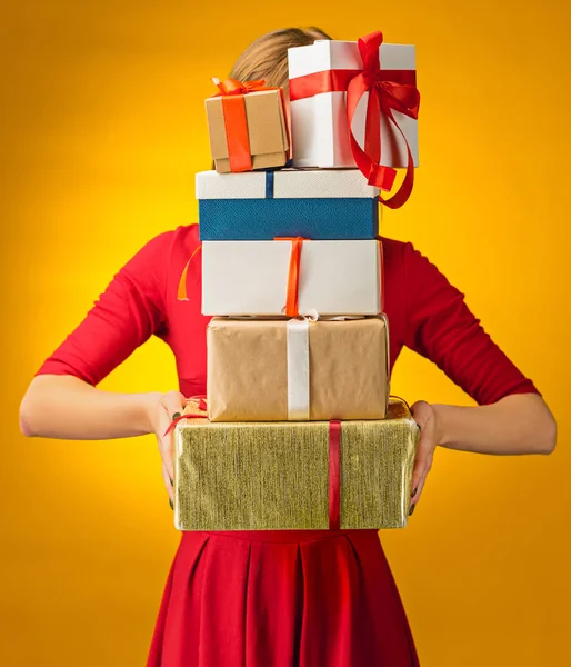 Das Nahaufnahme-Bild von Frauenhänden mit Geschenkbox — Stockfoto