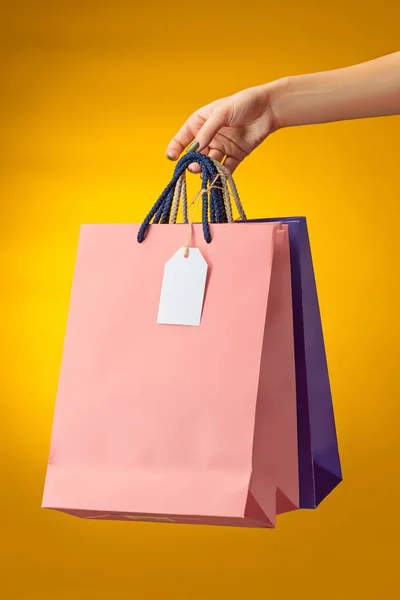 Frau hält helle Einkaufstüten in der Hand — Stockfoto