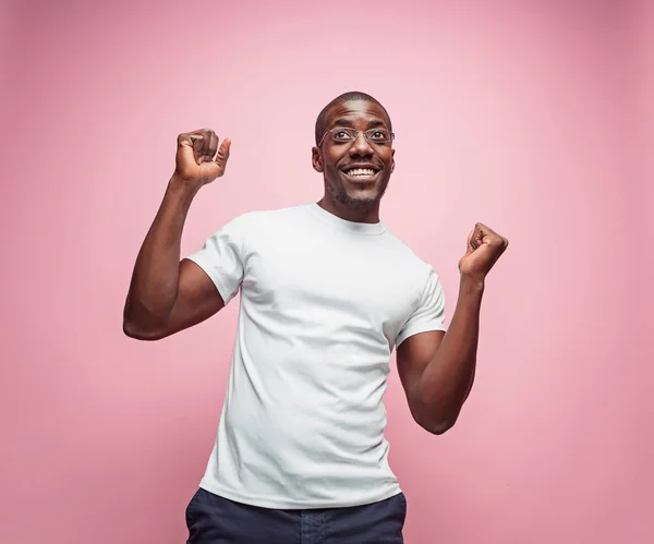 Retrato de um homem afro-americano muito feliz — Fotografia de Stock