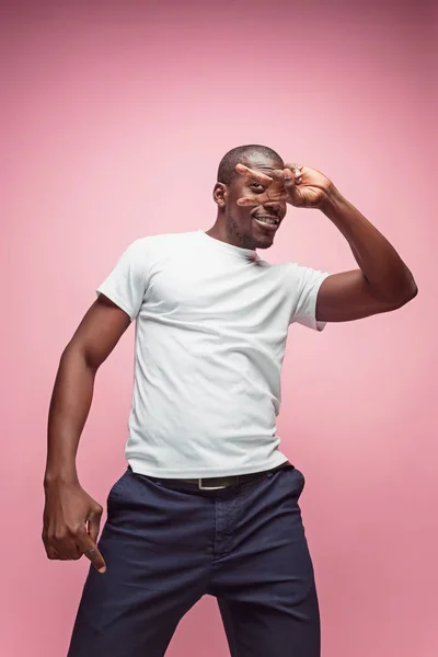 Retrato de um homem afro-americano muito feliz — Fotografia de Stock