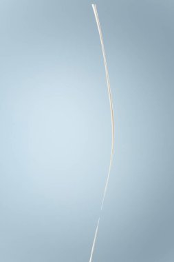 Splash süt veya krema üzerinde mavi arka plan izole