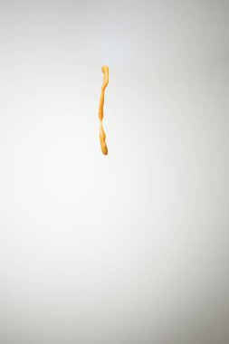 Pişirme yağı sıçrama gri arka plan üzerinde