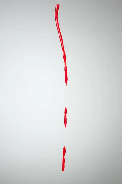 Кетчуп изолирован на сером фоне — стоковое фото