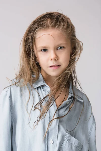Elegante jovem adolescente sobre fundo cinza — Fotografia de Stock