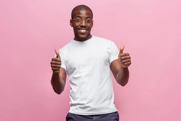 Portrait d'un homme afro américain très heureux — Photo