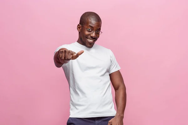 Retrato de un hombre afro-americano muy feliz — Foto de Stock