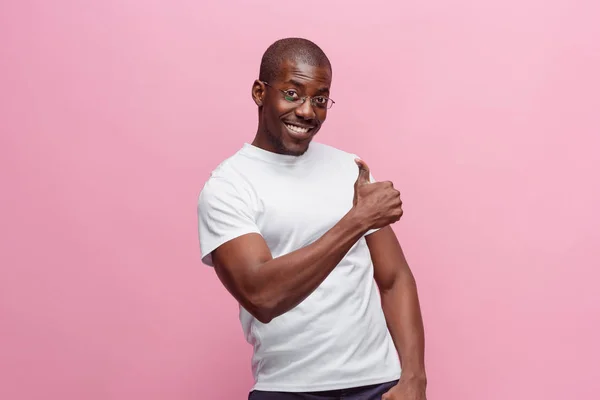 Retrato de um homem afro-americano muito feliz — Fotografia de Stock