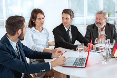 İş adamları birlikte çalışıyor.