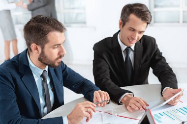 İş adamları birlikte çalışıyor.