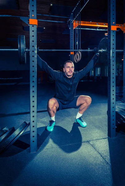 Süper portresi barbell ile spor salonunda egzersiz kas genç adam uygun — Stok fotoğraf