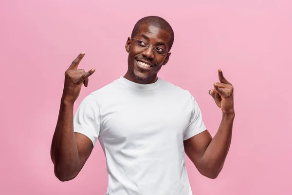 Retrato de um homem afro-americano muito feliz — Fotografia de Stock