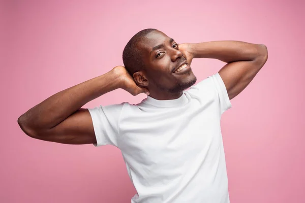 Pensiero positivo uomo afro-americano su sfondo rosa — Foto Stock