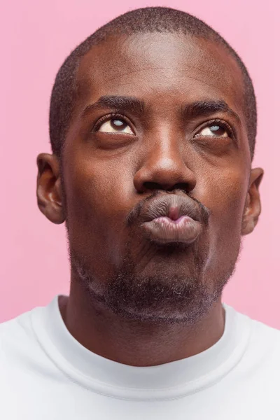 Pensamiento positivo hombre afroamericano sobre fondo rosa — Foto de Stock