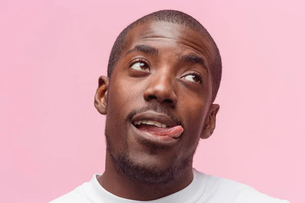 Pensiero positivo uomo afro-americano su sfondo rosa — Foto Stock