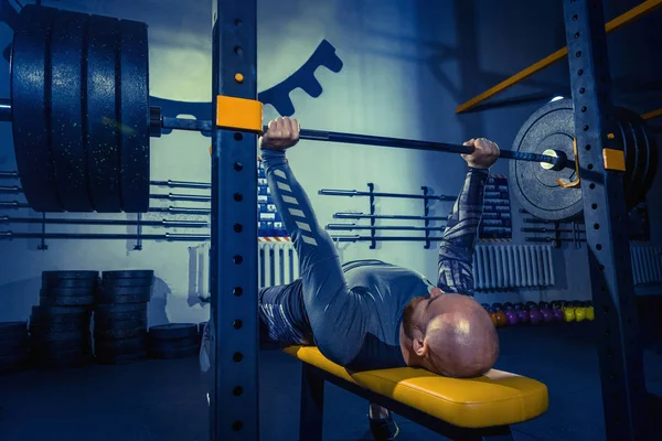 Portret van super fit gespierde jongeman trainen in de sportschool met barbell — Stockfoto