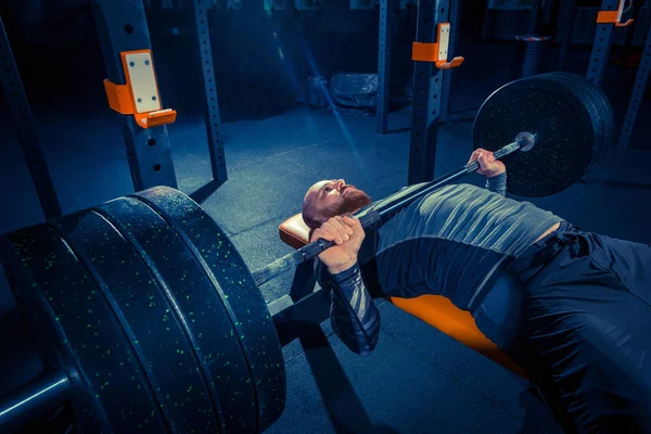 Portret van super fit gespierde jongeman trainen in de sportschool met barbell — Stockfoto