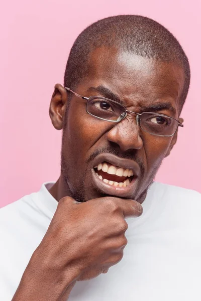 肯定的な思考のピンクの背景にアフリカ系アメリカ人の男 — ストック写真