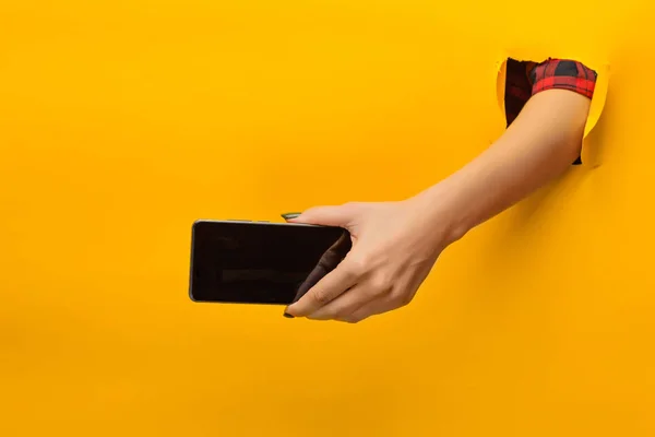 Γυναικεία χέρια έφηβος χρησιμοποιώντας τηλέφωνο με μαύρη οθόνη, απομονωμένες — Φωτογραφία Αρχείου