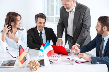İş adamları birlikte çalışıyor.
