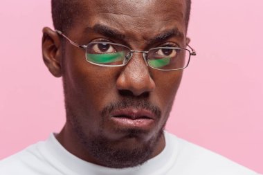 İçinde üzgün adam hayal kırıklığı ve depresyon