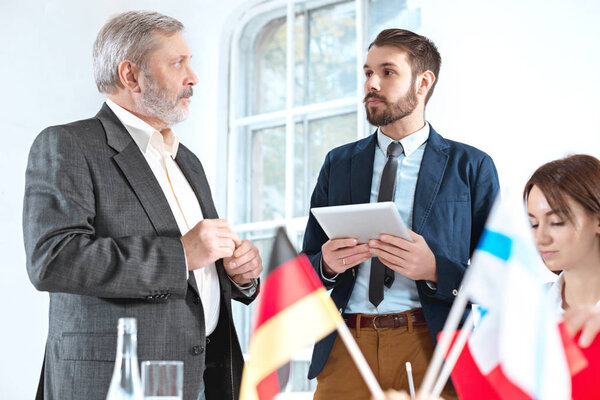 Бизнес-люди, работающие вместе