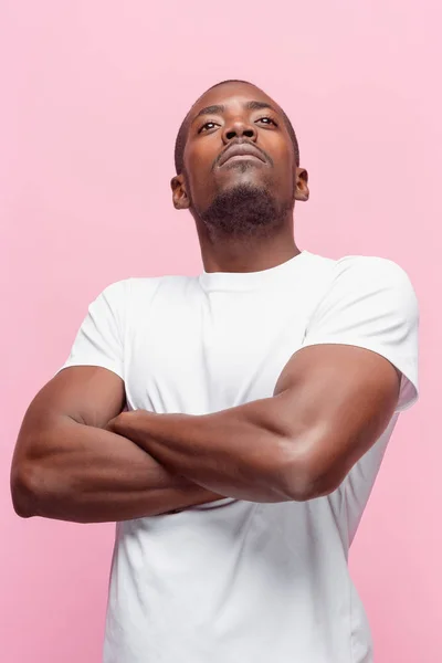 Θετική σκέψη Αφροαμερικανός άντρας σε ροζ φόντο — Φωτογραφία Αρχείου