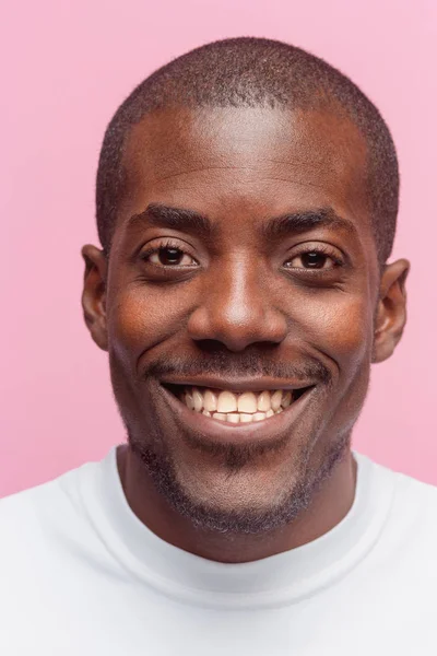 Retrato de un hombre afro-americano muy feliz — Foto de Stock