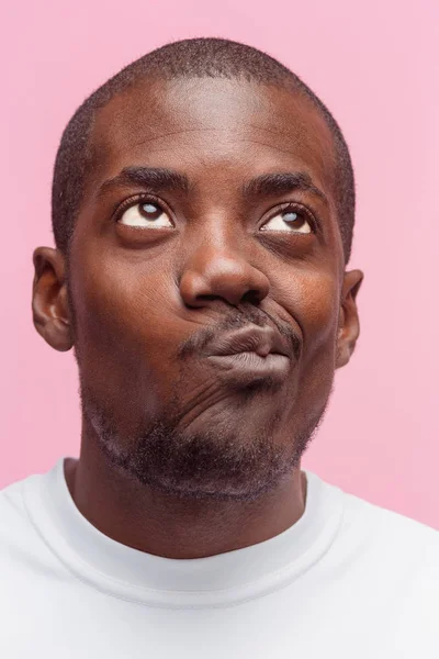 Pensamiento positivo hombre afroamericano sobre fondo rosa — Foto de Stock