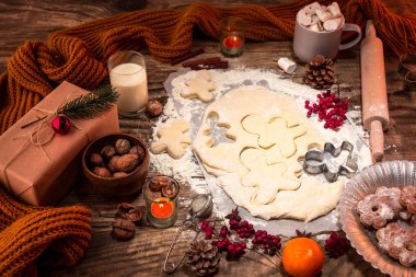 Ev yapımı ekmek yapma gingerbread çerezleri Noel ağacı yakın çekim şeklinde.