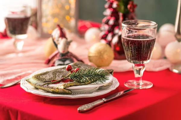 Gyönyörű karácsonyi asztali környezetben dekorációk — Stock Fotó