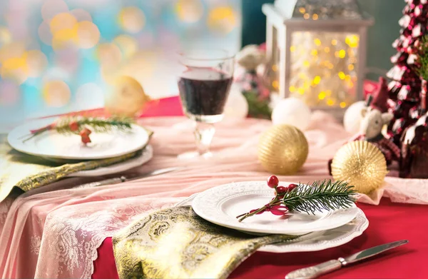 Beau décor de table de Noël avec décorations — Photo