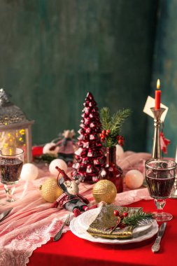 Süslemeleri ile güzel Noel tablo ayarı