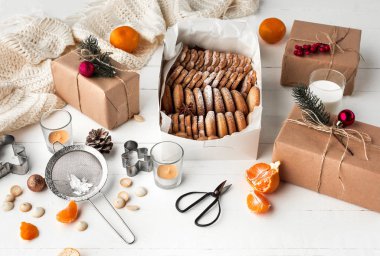 Ev yapımı ekmek yapma gingerbread çerezleri Noel ağacı yakın çekim şeklinde.