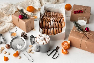 Ev yapımı ekmek yapma gingerbread çerezleri Noel ağacı yakın çekim şeklinde.