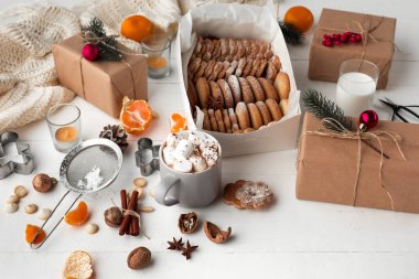 Ev yapımı ekmek yapma gingerbread çerezleri Noel ağacı yakın çekim şeklinde.